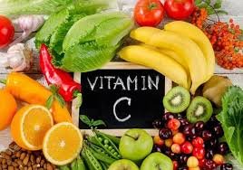 ✅ Vitamina C 🛡️ 	•	Poderoso antioxidante que fortalece o sistema imunológico 	•	Contribui para a produção de colágeno, mantendo a pele firme e saudável 	•	Ajuda na absorção do ferro, prevenindo anemia