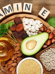 ✅ Vitamina E ✨ 	•	Protege as células contra o envelhecimento precoce 	•	Melhora a circulação sanguínea e reduz inflamações 	•	Ajuda na saúde da pele, cabelos e unhas